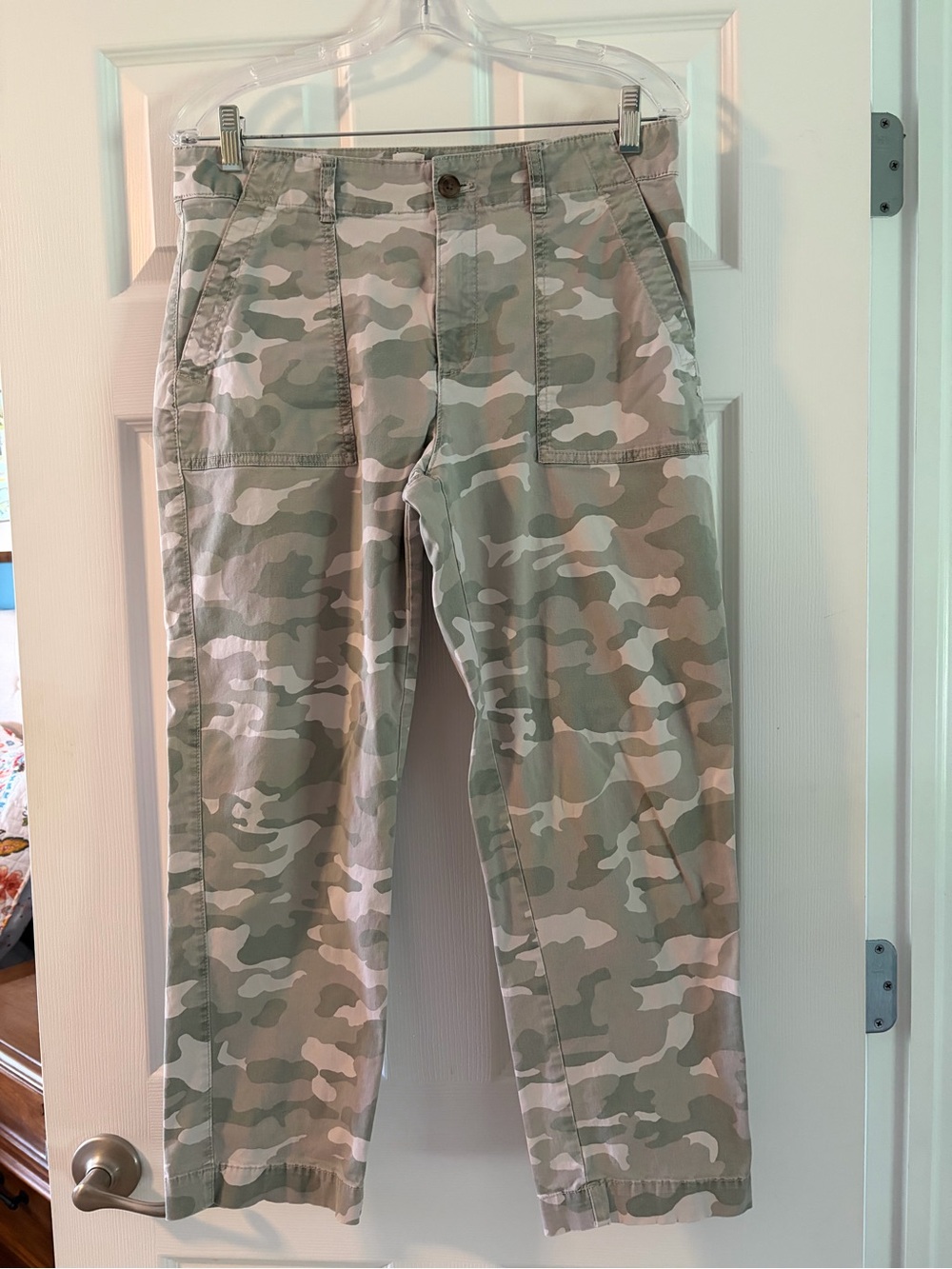 Women’s Gap Cropped Camo Pants